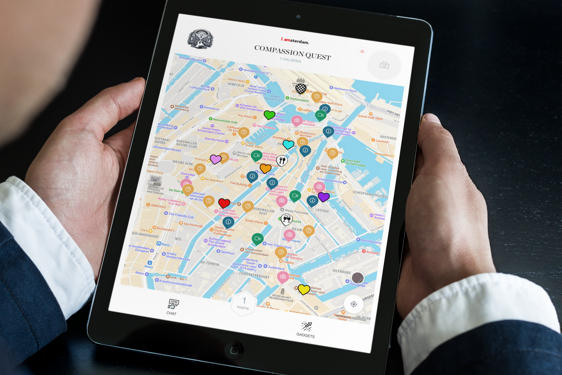 iPad met de spelkaart en hotspots door Amsterdam