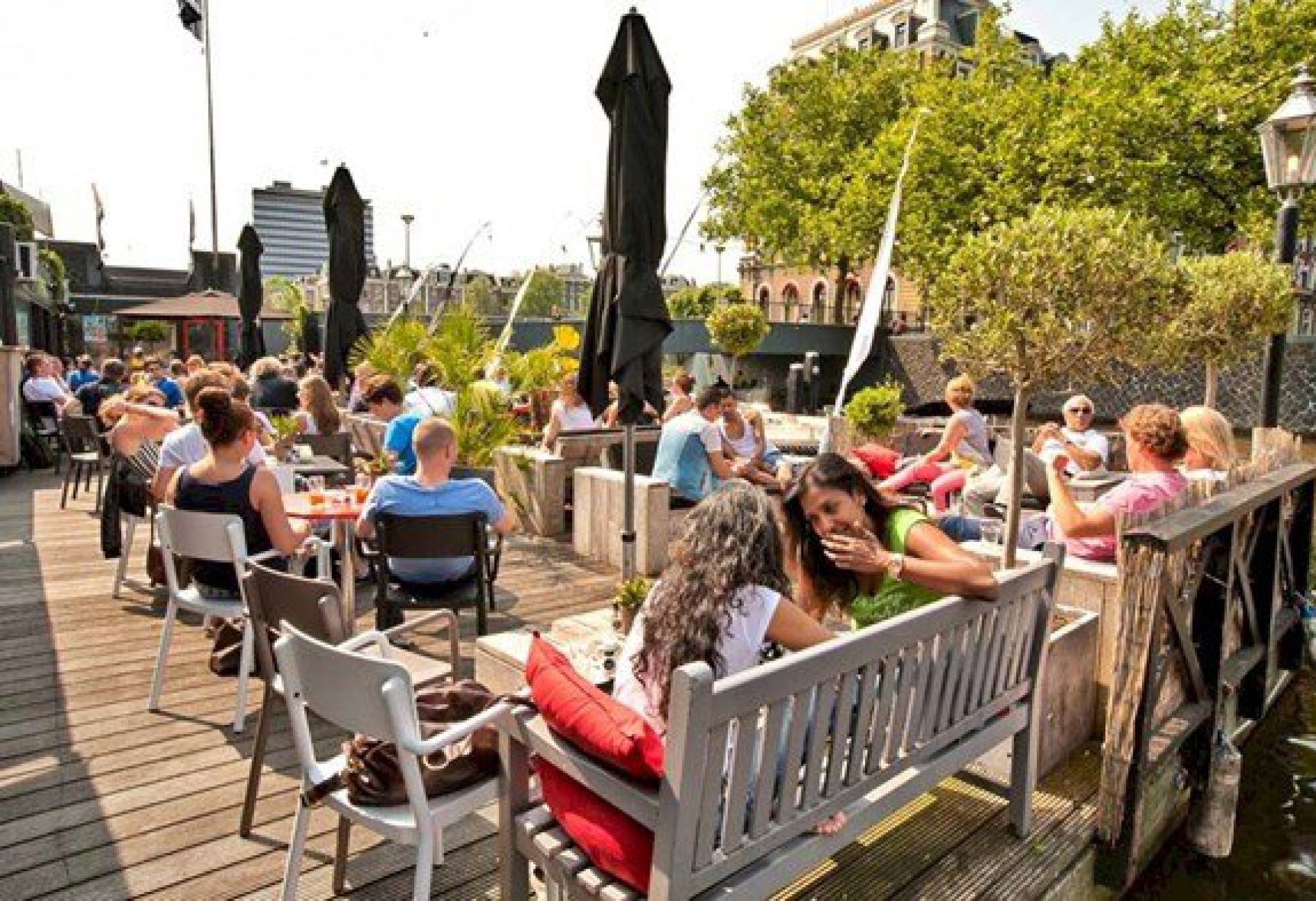 Amstelhaven, groot vlonderterras op het water
