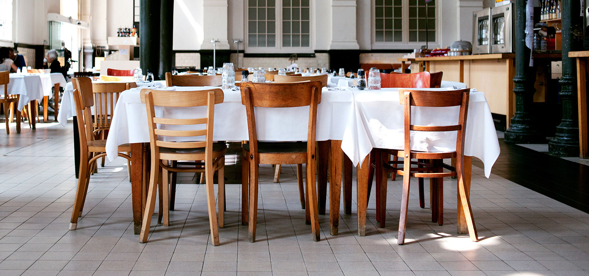 Cafe Restaurant, industrieel monument met hoge plafonds