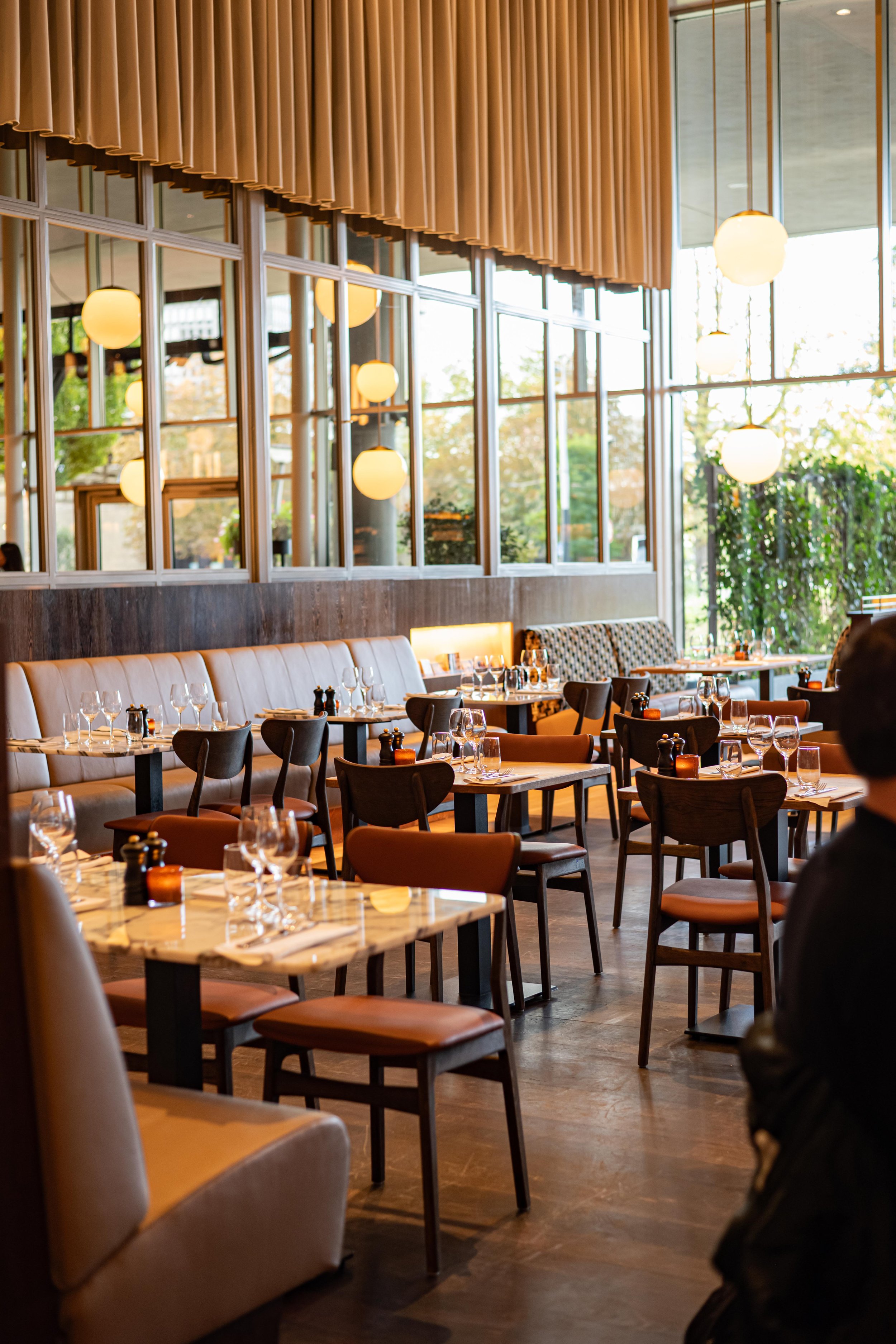 Dauphine, ruime art-deco brasserie met live muziek