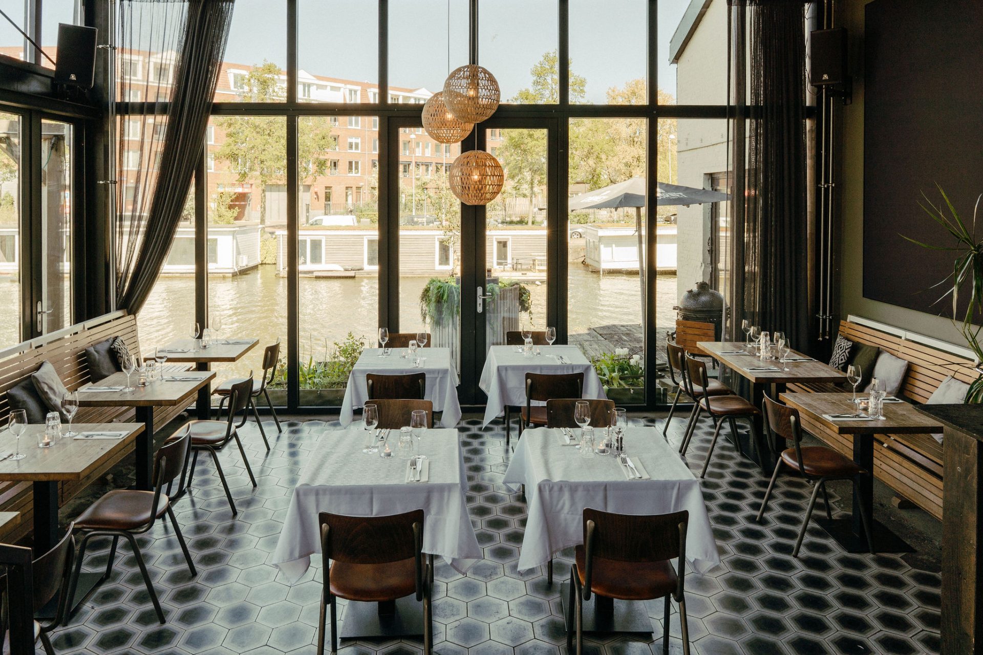 Kop van Oost, sfeervolle waterkantbrasserie met terras